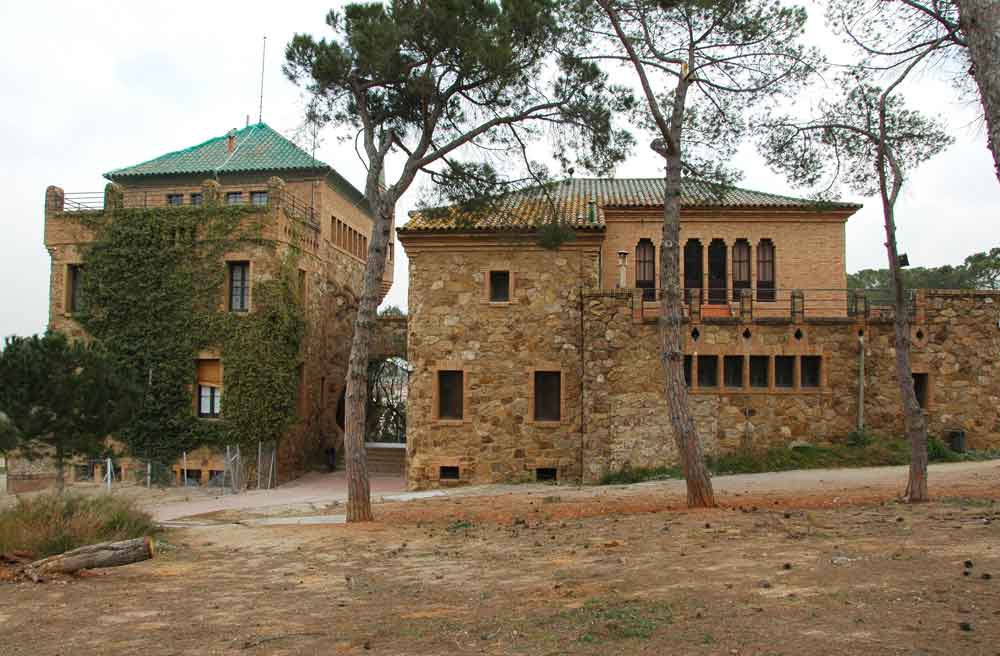 Barcelona - Santa Coloma de Cervelló - colonia Güell - escuela y casa del maestro 2.jpg